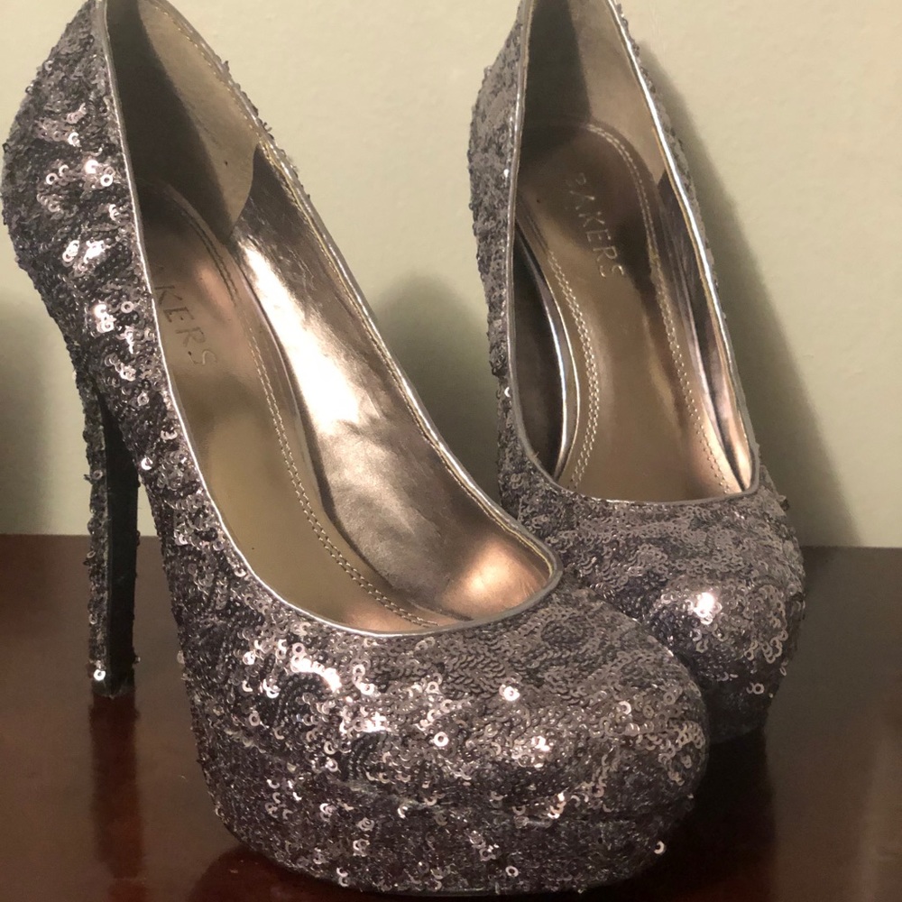 Bakers 7.5 Silver Sequin Pumps